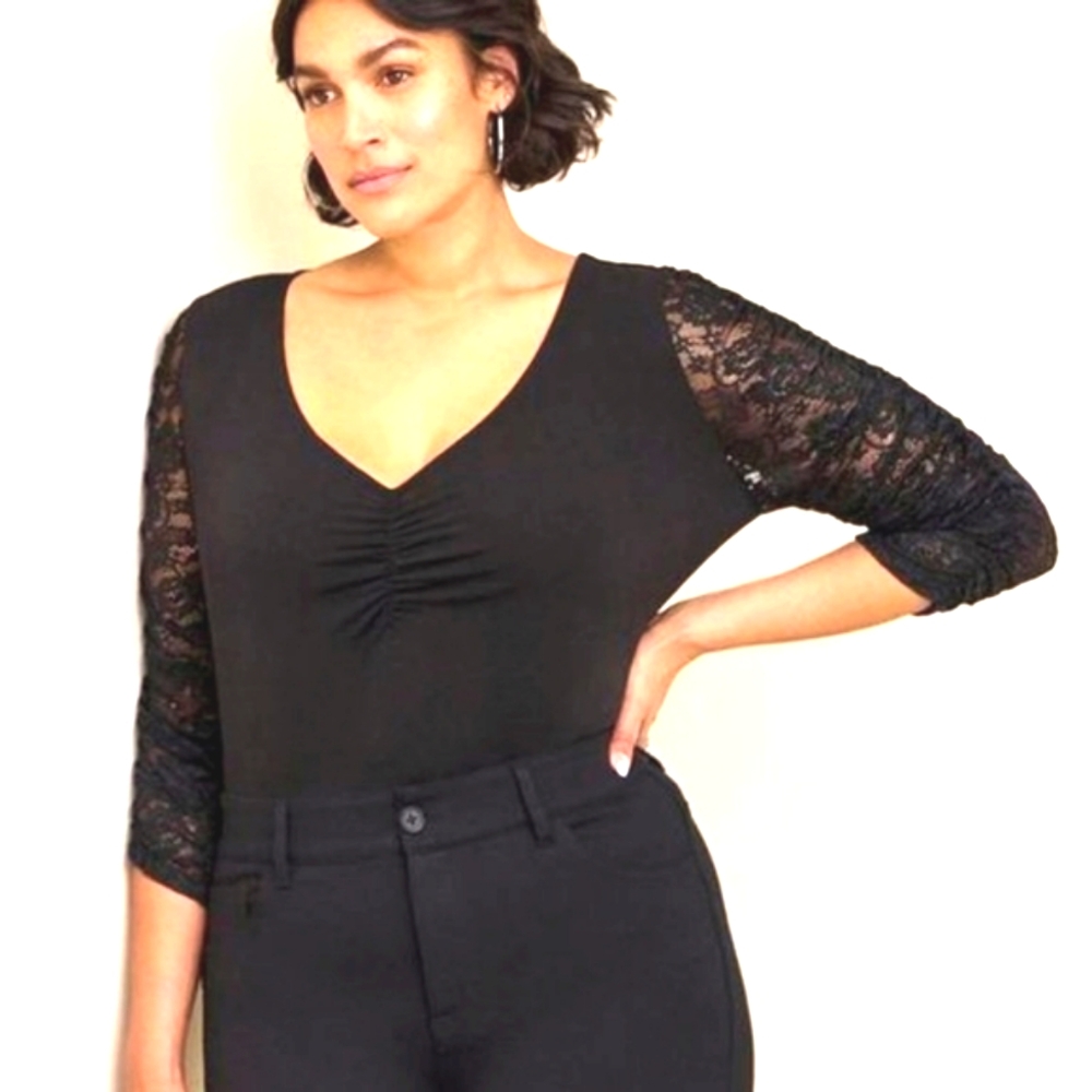 ❤NWT TORRID TOP - STUDIO CREPE - RUCHED - LACE SLEEVE BLOUSE - PLUS SIZE